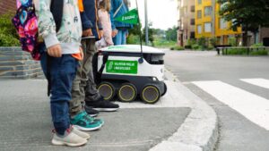 Robotit muistuttavat liikenneturvallisuudesta koululaisia