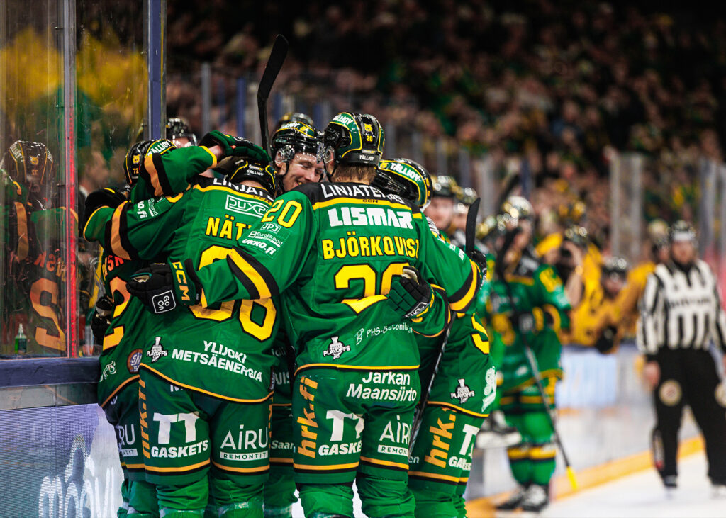 Jääkiekkojoukkue Ilveksen pelaajat halaavat toisiaan maalin jälkeen