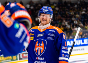 Tapparan pelaaja #88 Joachim Blichfeld hymyilee pelissä